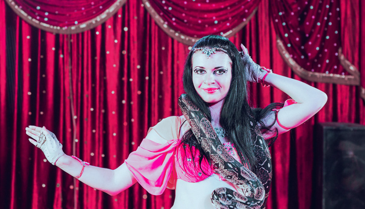 TRBUŠNA PLESAČICA JE POZIRALA SA ZMIJOM: Ubeđivali su je da nije opasna, a onda se začuo vrisak! (VIDEO)