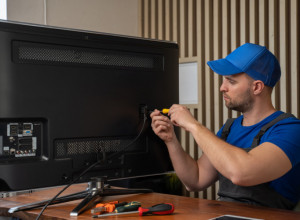 MAJSTOR JE DOŠAO DA POPRAVI TELEVIZOR: Zatekao je neočekivan prizor, a onda se odlučio na akciju! (FOTO)