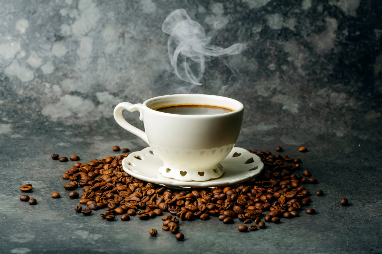 DA BISTE SMANJILI KISELINU I "EKSPLOZIJU" U CREVIMA POSLE JUTARNJE KAFE, PARALELNO RADITE OVO: Niste svesni kako samo jedna šoljica pravi HAOS