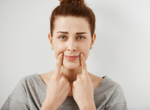 OVU NEIZLEČIVU BOLEST IZAZIVA OSMEH ILI PRANJE ZUBA, BOLOVI SU TOLIKO JAKI DA JE ZOVU "OBOLJENJE SAMOUBICA": Svakog može da pogodi, a ove grupe ljudi su najugroženije!