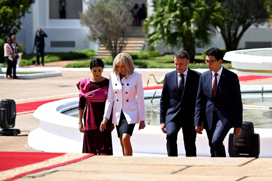 NOVI SNIMAK BRIŽIT MAKRON IZAZVAO HAOS - penzionisana profesorka književnosti zaplesala zavodljivo, ljudi šokirano gledali u jedan detalj! (FOTO/VIDEO)