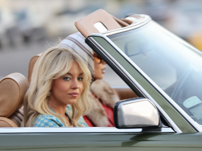 Sindi Svini u automobilu