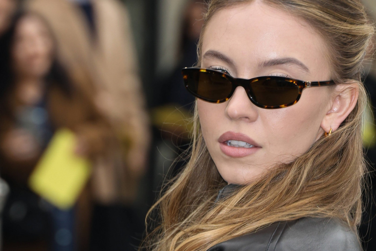 3 MESECA NAKON RASKIDA VERIDBE SA 14 GODINA STARIJIM, najvatrenija mlada glumica doživela transformaciju: Glamurozna plavuša uhvaćena sa suparnicom (FOTO)