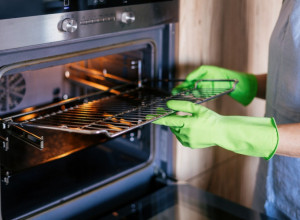 KAKO DA BEZ RIBANJA OČISTITE I NAJMASNIJU REŠETKU IZ RERNE: Posle dva sata će blistati kao nikad nije upotrebljena!