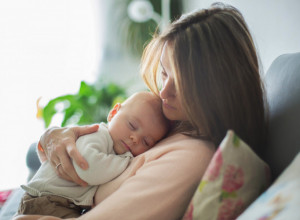 PORODILA SE, A KADA JE UZELA BEBU U NARUČJE UŽASNUTO JE VRISNULA: Ovaj snimak pregledan je milion puta , da li je moguće da je to rekla za sopstveno dete?! (VIDEO)