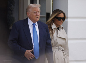 MELANIJA TRAMP SVE ZAPREPASTILA! EVO KAKO JE KRENULA NA SAHRANU PAPE: Svi su gledali u noge prve dame Amerike! (FOTO)