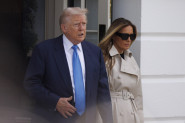 MELANIJA TRAMP SVE ZAPREPASTILA! EVO KAKO JE KRENULA NA SAHRANU PAPE: Svi su gledali u noge prve dame Amerike! (FOTO)