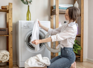 ZABORAVITE NA OMEKŠIVAČ: Jedna namirnica koju svi imamo u kuhinji efikasnije, prirodnije i triput jeftinije skida sve fleke i neprijatne mirise s odeće!