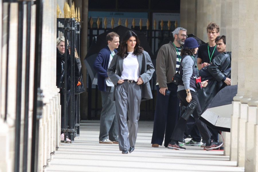 DA LI SE VRAĆAJU NAJOMRAŽENIJE CIPELE: Poznata dama ih prošetala u Parizu, svi su zadrhtali - neće valjda opet biti popularne?