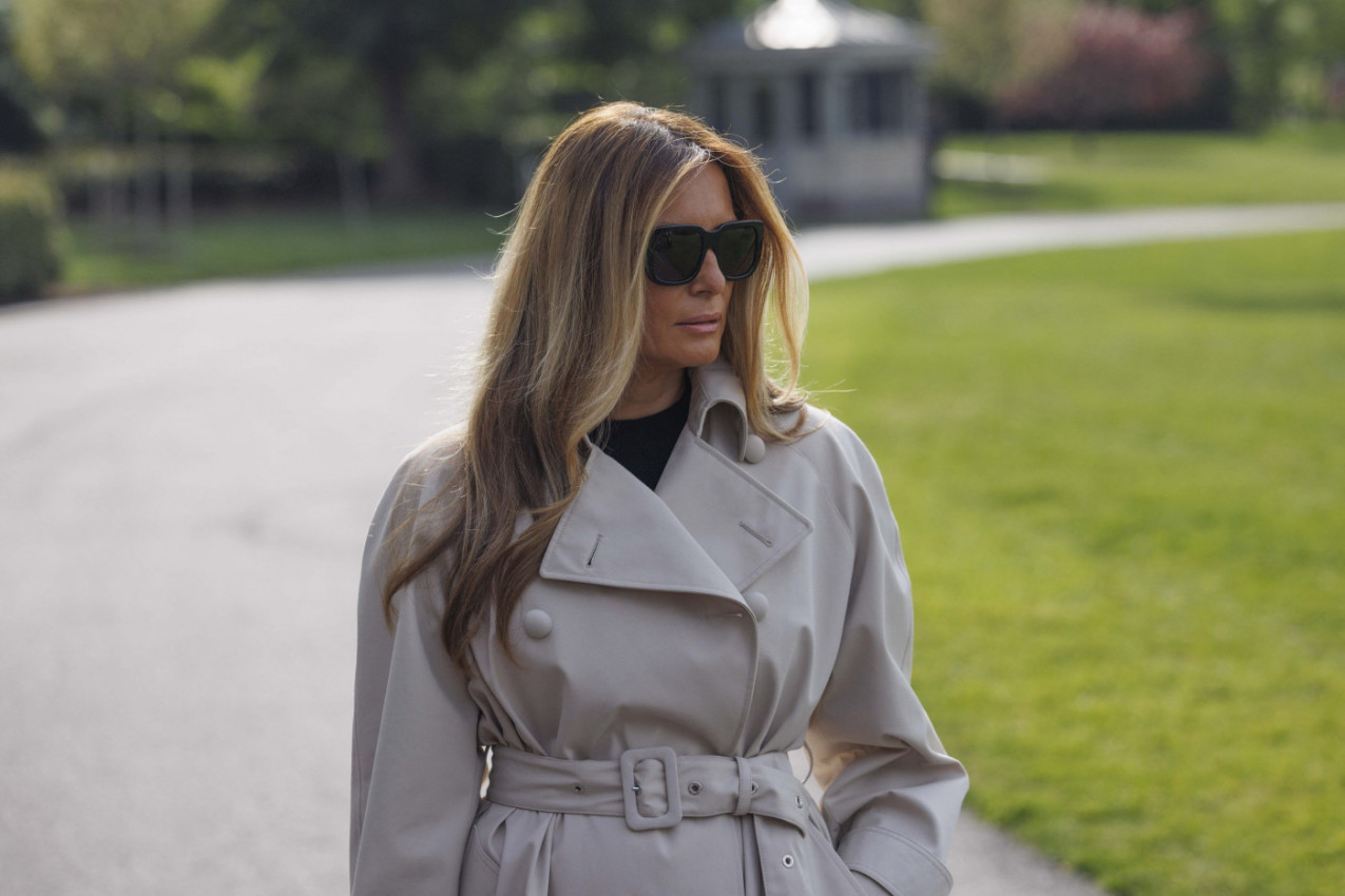 ČITAV SVET DANAS GLEDA U VATIKAN, A MEDIJI SU ČEKALI DA SE POJAVI ONA: Melanija s mužem odala poslednju počast pokojnom papi, svi primetili detalj na njenoj glavi! (FOTO/VIDEO)