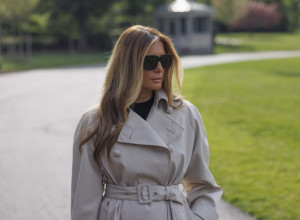 ČITAV SVET DANAS GLEDA U VATIKAN, A MEDIJI SU ČEKALI DA SE POJAVI ONA: Melanija s mužem odala poslednju počast pokojnom papi, svi primetili detalj na njenoj glavi! (FOTO/VIDEO)