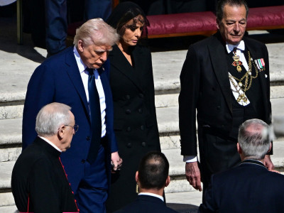 Donald i Melanija nakon što su se poklonili senima pokojnog pape