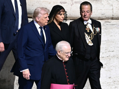 Melanija Tramp nosila je crni veo na glavi 