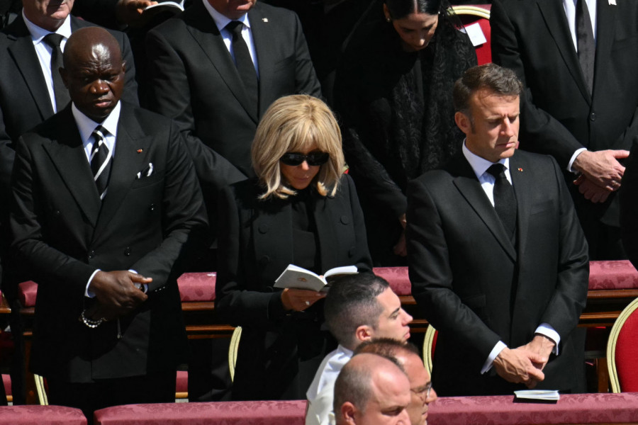 BUNTOVNA BRIŽIT MAKRON - POGLEDAJTE KAKO SE ONA POJAVILA NA SAHRANI PAPE FRANJE: Svi bruje o tome da je prekršila protokol, ali Trampa su bukvalno RAZAPELI! (FOTO/VIDEO)