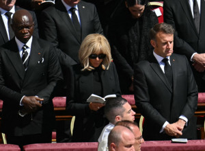 BUNTOVNA BRIŽIT MAKRON - POGLEDAJTE KAKO SE ONA POJAVILA NA SAHRANI PAPE FRANJE: Svi bruje o tome da je prekršila protokol, ali Trampa su bukvalno RAZAPELI! (FOTO/VIDEO)