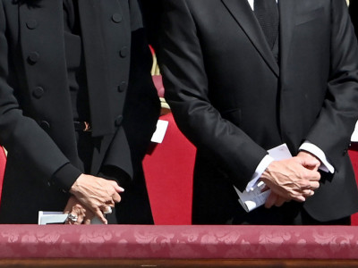 Makronova je zajedno sa suprugom odala poslednju počast pokojnom papi 