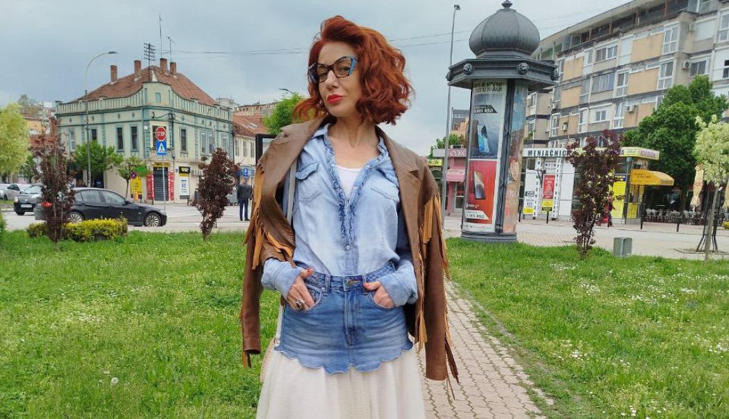 OVA KRAGUJEVČANKA DANAS NAS JE POTPUNO OBORILA S NOGU: Za njom su se svi redom okretali, na kišni dan ponela čarapice koje kriju veliku tajnu! (VIDEO)