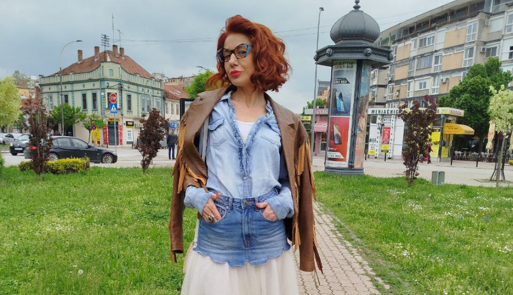 OVA KRAGUJEVČANKA DANAS NAS JE POTPUNO OBORILA S NOGU: Za njom su se svi redom okretali, na kišni dan ponela čarapice koje kriju veliku tajnu! (VIDEO)