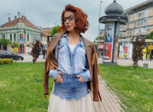 OVA KRAGUJEVČANKA DANAS NAS JE POTPUNO OBORILA S NOGU: Za njom su se svi redom okretali, na kišni dan ponela čarapice koje kriju veliku tajnu! (VIDEO)