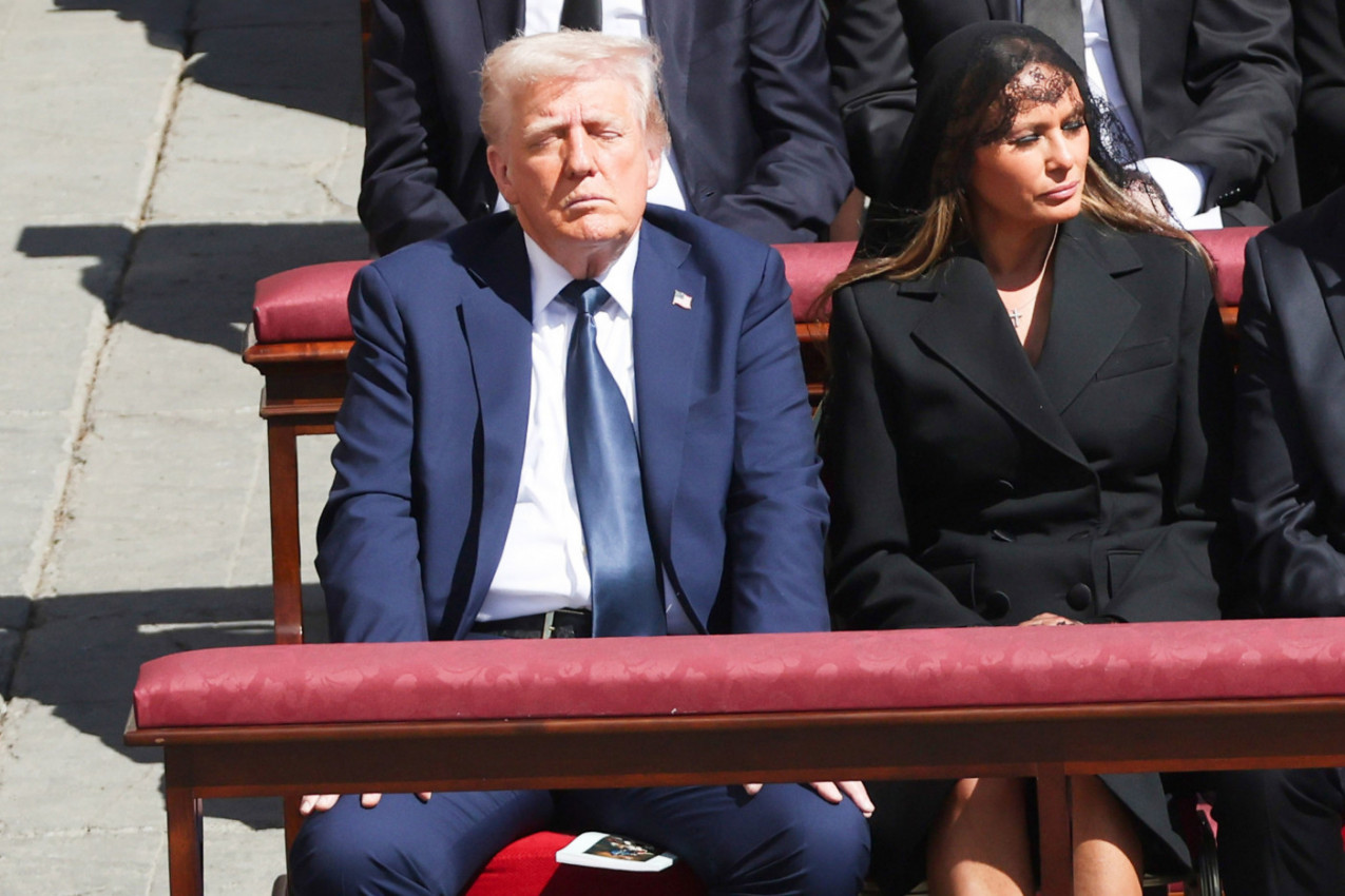 SVI PRIČAJU O OVOJ MELANIJINOJ FOTOGRAFIJI SA SAHRANE PAPE FRANJE! Iznenada je nešto rekla Trampu na uvo - čitači s usana SVE otkrili!