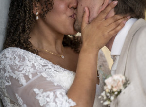 ČEKALA SAM 19 MESECI I TEK NA SVADBI PRVI PUT POLJUBILA DEČKA: Nisam ni sanjala šta će nam se dogoditi - zgrabila sam ga i odvukla u toalet!