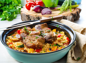 STARINSKI RECEPT ZA ĐUVEČ KAKAV SU SPREMALE NAŠE BAKE: Miris će vas vratiti u detinjstvo - za 1 sat spreman je obrok za celu porodicu!