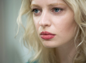 MILICI JE MUŽ OTPUTOVAO, PA JE POZVALA KOMŠIJU DA JOJ POPRAVI FRIŽIDER! On je bio oženjeni sveštenik i ludo joj se dopao - otvorili su flašu vina, a onda je usledio HAOS!