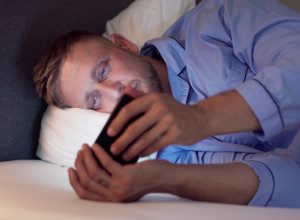 IZLUĐIVAO JU JE MUŽ JER JE NEPRESTANO KORISTIO MOBILNI TELEFON - ignorisao ju je i prestao da je čuje! A onda je otkrila TAJNU i samo su joj krenule suze!