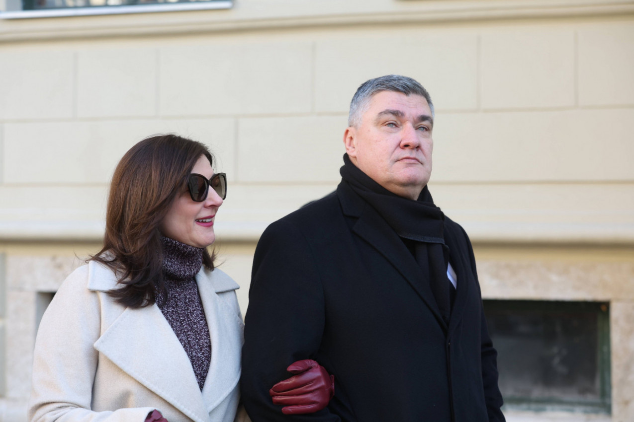 HRVATSKI PREDSEDNIK I NJEGOVA ŽENA ŽESTOKO PREKRŠILI PROTOKOL NA SAHRANI PAPE FRANJE: I tamošnji mediji u šoku - a sedeli su u prvom redu, evo kako!