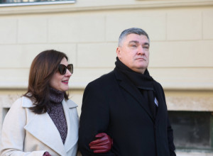 HRVATSKI PREDSEDNIK I NJEGOVA ŽENA ŽESTOKO PREKRŠILI PROTOKOL NA SAHRANI PAPE FRANJE: I tamošnji mediji u šoku - a sedeli su u prvom redu, evo kako!