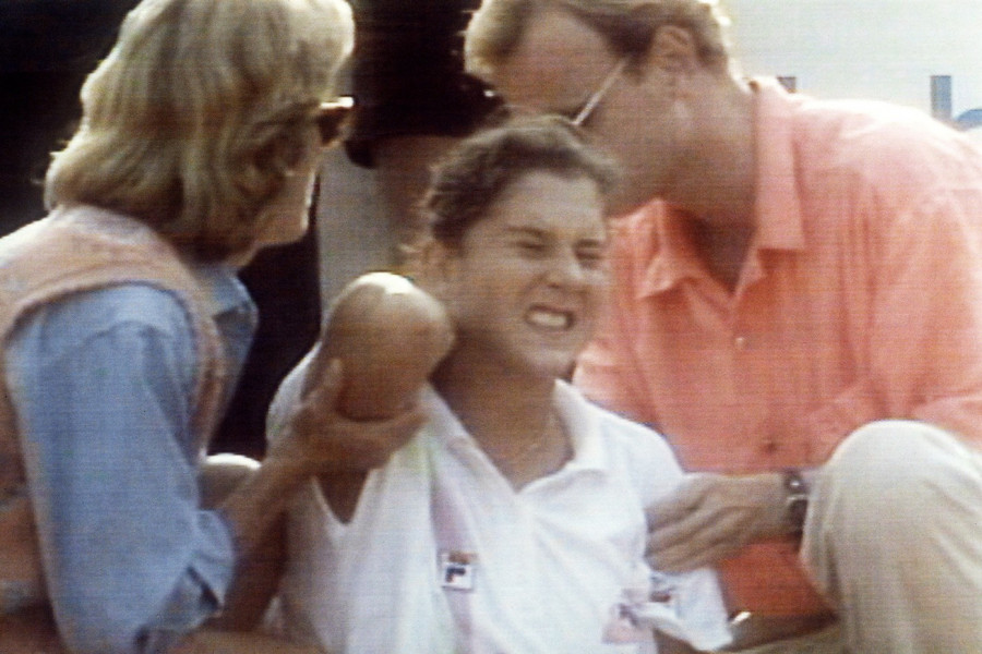 PRE VIŠE OD 30 GODINA NOŽ JOJ JE PROMAŠIO SRCE, ALI NE I DUŠU: Evo ko je bio čovek koji je Moniki Seleš obeležio sudbinu - pojurio je na teren da je UBIJE!