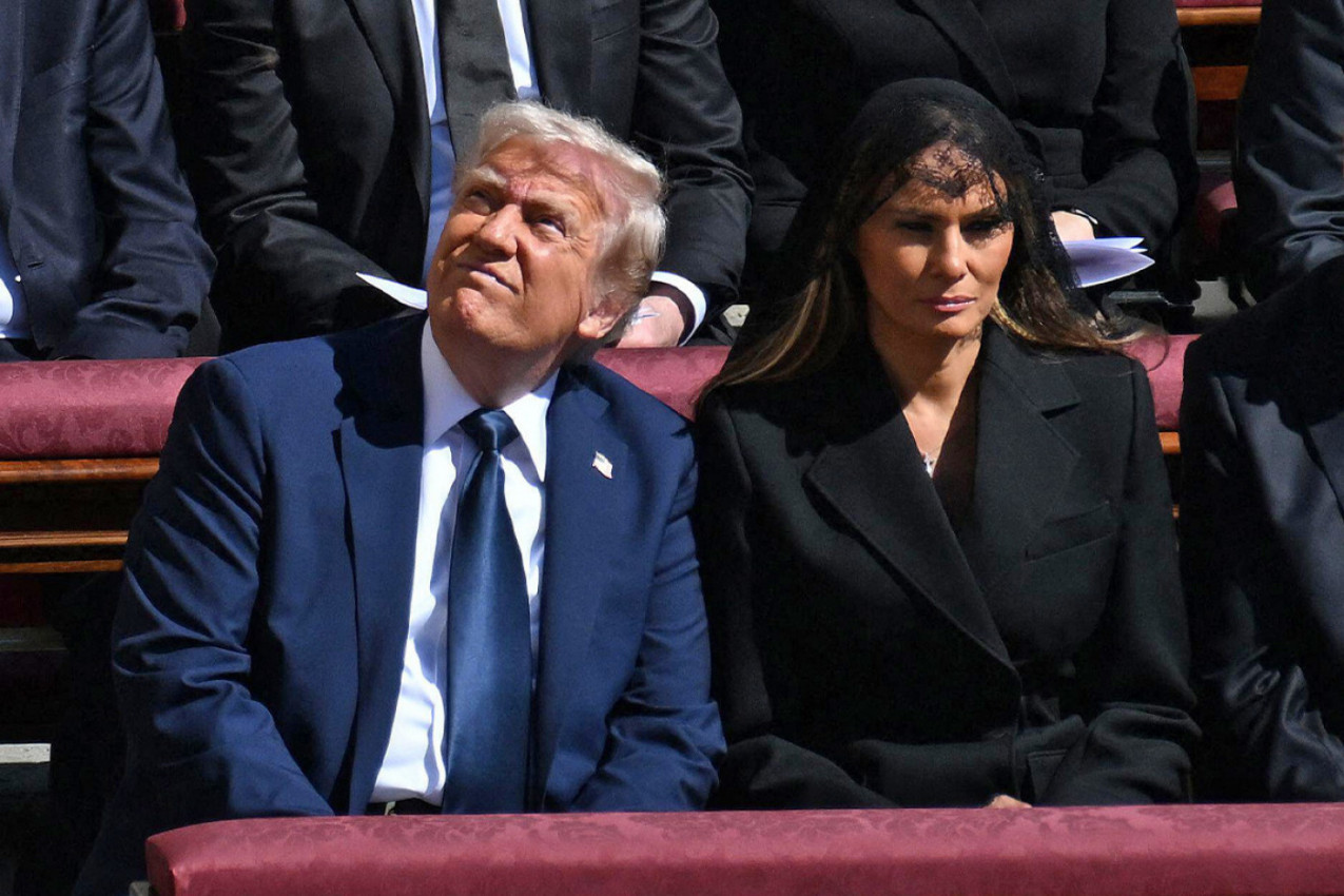 ŠOKANTAN SNIMAK SA SAHRANE PAPE FRANJE PROCURIO U JAVNOST: Otkriveno šta je Tramp radio iza ograde, ljudi trljaju oči u neverici! (VIDEO)