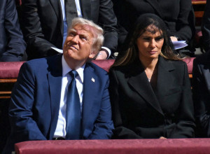 ŠOKANTAN SNIMAK SA SAHRANE PAPE FRANJE PROCURIO U JAVNOST: Otkriveno šta je Tramp radio iza ograde, ljudi trljaju oči u neverici! (VIDEO)