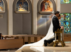 MLADOŽENJA JE KLEKNUO U CRKVI, A NA CIPELAMA JE PISALA BIZARNA PORUKA: Mladu je ponizio na najgori način, ali ona je ipak rekla "da"! (VIDEO)