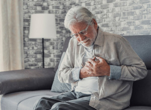 OVAJ SIMPTOM U GRLU ZNAK JE TIHOG SRČANOG UDARA - često je koban i zovu ga tvorcem udovica! Čuveni doktor otkriva znakove za uzbunu (VIDEO)