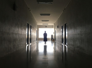 SNIMAK IZ BOLNICE LEDI KRV U ŽILAMA - kolege su se snimale tokom noćne scene, a onda je iza njih neko prošao! Zbog onog što je usledilo pretrnućete od straha! (VIDEO)