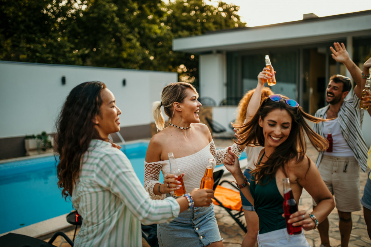 NA DEVOJAČKOJ VEČERI DRUGARICA JE MLADU GURNULA U BAZEN: Usledio je vrisak i užasna tragedija - nevesta joj je oprostila, a prijateljica njoj nije