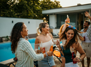 NA DEVOJAČKOJ VEČERI DRUGARICA JE MLADU GURNULA U BAZEN: Usledio je vrisak i užasna tragedija - nevesta joj je oprostila, a prijateljica njoj nije