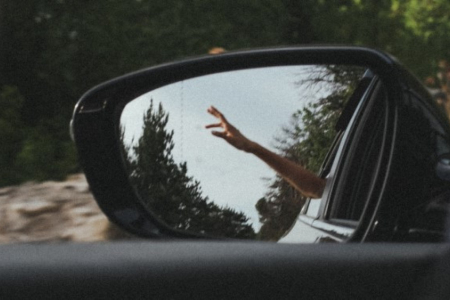 EVO ČEMU STVARNO SLUŽI ISPREKIDANA LINIJA NA RETROVIZORU AUTOMOBILA: Mnogi vozači ovo nemaju pojma!