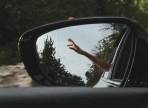 EVO ČEMU STVARNO SLUŽI ISPREKIDANA LINIJA NA RETROVIZORU AUTOMOBILA: Mnogi vozači ovo nemaju pojma!