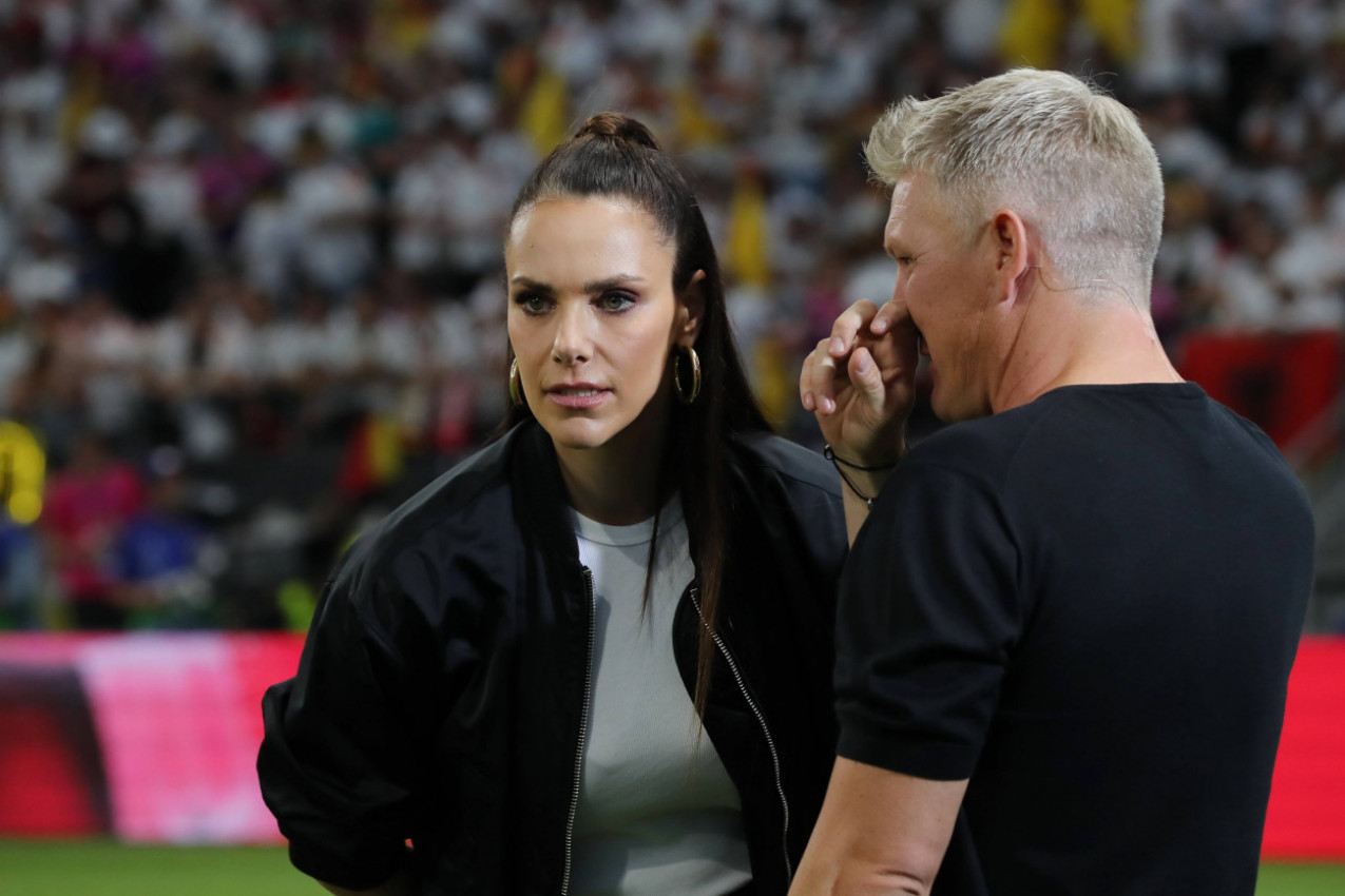 ŠOK I NEVERICA, BASTIJAN UHVAĆEN NA DELU SA ZANOSNOM ESTER SEDLAČEK - bili su zajedno na odmoru DVE NEDELJE? Mučni snimak za Anu obišao planetu! (VIDEO)