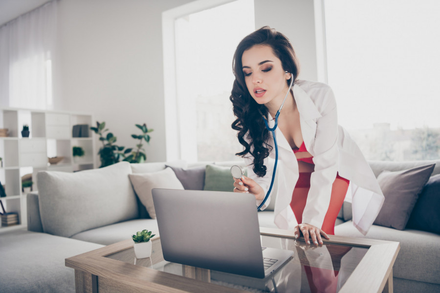 MEDICINSKA SESTRA ZADIGLA SUKNJU NA POSLU I POKAZALA VEŠ, PA IZBIO NEVIĐENI SKANDAL: Kolege zanemele od šoka kad su shvatile čime se Sara bavi, otkrio je DETALJ na mantilu!