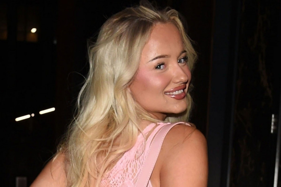 SKINULA SE ĆERKA SLAVNE GLUMICE, PA POKAZALA I JEZIK - SVI U ŠOKU! Roditelji se distancirali od nje, a ona im je poručila samo jedno! (FOTO)