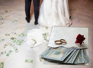 SRPKINJA JE POZVANA DA BUDE KUMA NA SVADBI - doživela šok kad je pitala ljude koliko novca da stavi u kovertu! Cifre idu preko 1.000 evra, a jedan je zaprepastio: Nije me sramota!