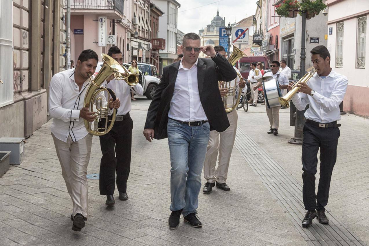 O OVOM SNIMKU BRUJI REGION - MOSTARAC UZ TRUBAČE IZ SRBIJE SLAVIO RAZVOD! Jedni su se krstili, drugi su mu čestitali, a onda je uradio nešto nečuveno! (VIDEO)