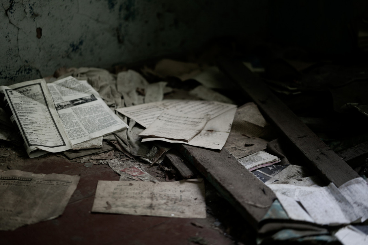 PLANIRALI SMO RENOVIRANJE NOVE KUĆE, A ONDA U KUHINJI PRONAŠLI PAPIRIĆ - SLEDILA SAM SE! Na njemu je bilo zastrašujuće upozorenje: "Ne gledaj dole!"