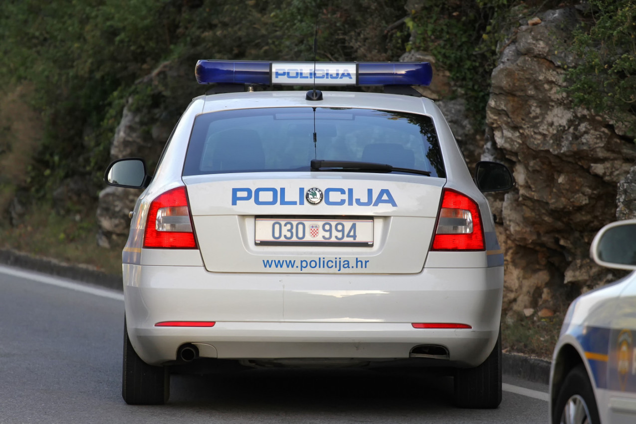 TURISTI SU UGLEDALI HRVATSKU POLICIJU PORED PUTA I STALI DA POTRAŽE POMOĆ: Kada su prišli prozoru auta sledili su se od prizora i od toga ko je bio na sedištu! (VIDEO)