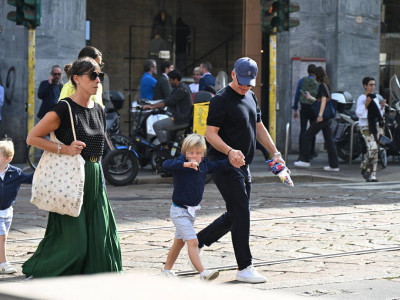 Tokom šetnje Milanom neprestano su gledali u fotografe 