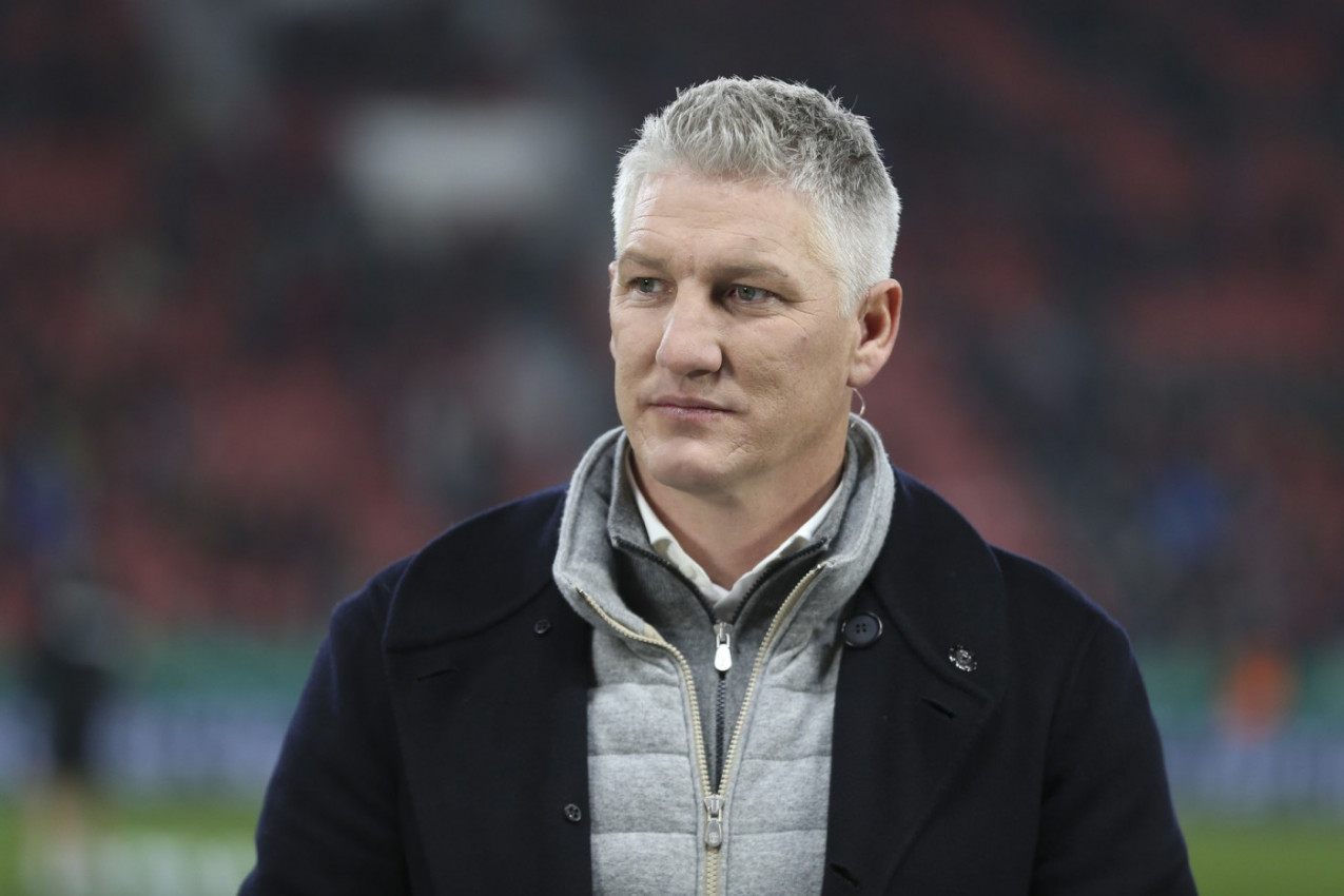 ŠTA JE TO BASTIJAN ŠVAJNŠTAJGER UPRAVO URADIO S RUKAMA? O njegovom potezu svi pričaju, krije šaku kao zmija noge - objavio sliku na mrežama, ljudi zbunjeni! (FOTO GALERIJA)