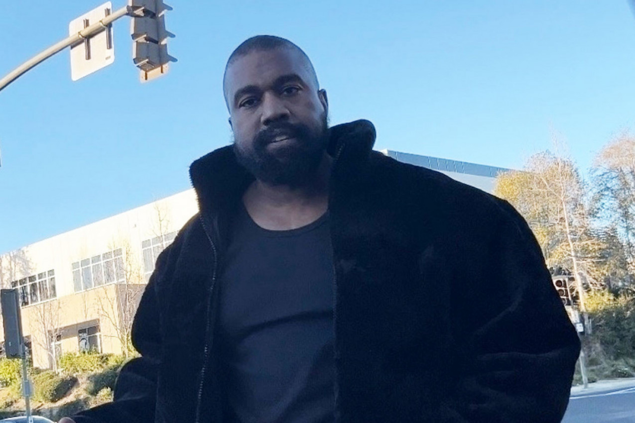 DOK KANJE VEST URLA U SUDNICI DA JE GEJ, njegova žena šeta naga sa perikom na glavi: Skandalozno izdanje suparnice Kim Kardašijan - ko je imun na ovo? (FOTO)